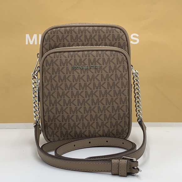 MICHAEL KORS
Jet Set Travel Medium Signature Logo Crossbody Bag
COLOR DUSK - Picture 3 of 16